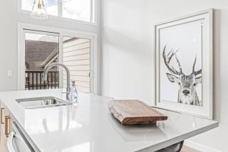 Brand New 3BR with Mountain views and Private garage - 3