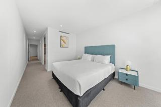 Modern 3 Bedroom Stay by the Coral Sea - Gold Coast - 3