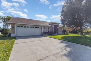 Casa de Coral - A Premier Waterfront Retreat in Cape Coral - 8