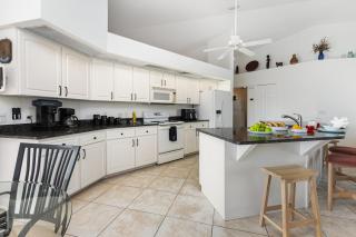 Casa de Coral - A Premier Waterfront Retreat in Cape Coral - 5