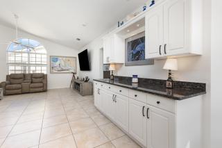 Casa de Coral - A Premier Waterfront Retreat in Cape Coral - 2