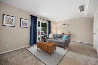 Midterm Stay Gem - Near Downtown with Workspace - 9