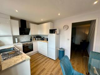 Serviced Accommodation, 3 Bed, allocated off road parking, Contractor Ready - 6