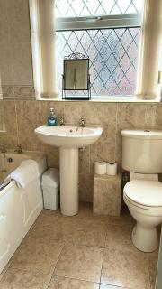 Peaceful 2-Bed Bungalow with Garden and Parking - 5