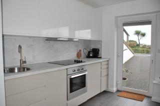 Bright & relaxed beach front studio flat - 3