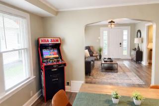 Broad Ripple Bungalow - Hot Tub, Fire Pit & Arcade - Sleeps 4 - Indianapolis - 7
