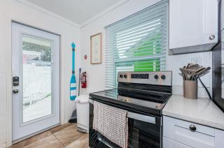 Teal Tropical Villa - 3