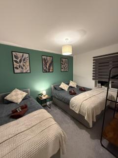 3 bed house, Free parking 9ppl - 4