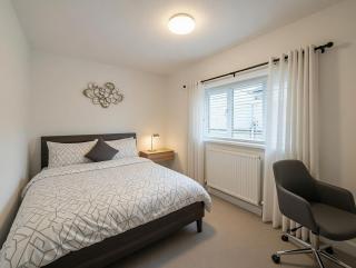 Dreghorn House 5 b-rooms 9 beds 3 toilets 2 showers,1 bath 2 receiption Secure free Parking 233 Wifi - 2