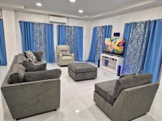 Six bedroom home - 10 minutes away from airport - 2