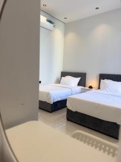 Stylish 2BR Apt, 7 Mins to Airport - 2