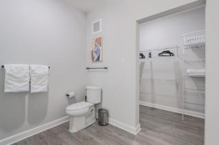 Landing Beautiful 1BD Pool - 4