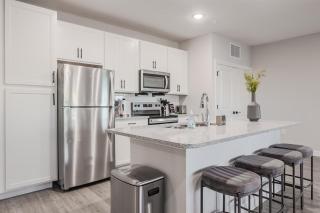 Landing Beautiful 1BD Pool - 2