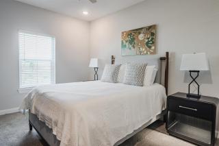 Landing Beautiful 1BD Pool - 1