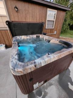 Prairieview Cabin - with Hot Tub - 9