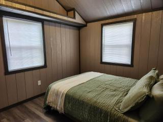 Prairieview Cabin - with Hot Tub - 4