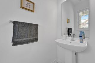 Massive 8 Bed Luxury Estate with 65 inch TV and Free Parking - 3