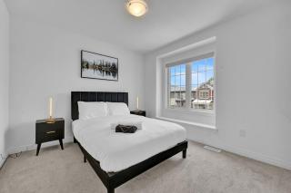 Massive 8 Bed Luxury Estate with 65 inch TV and Free Parking - 8