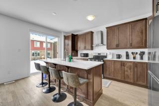 Massive 8 Bed Luxury Estate with 65 inch TV and Free Parking - 7