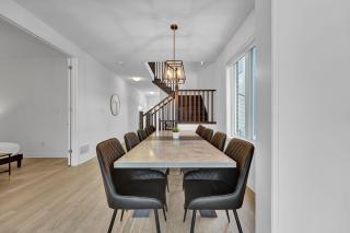 Massive 8 Bed Luxury Estate with 65 inch TV and Free Parking - 5