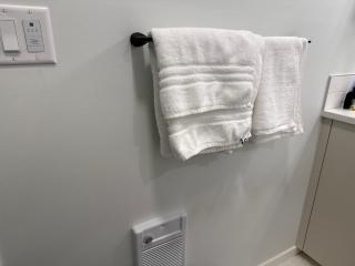 Modern SE Calgary Suite, Free Parking & Easy Downtown Access - 7