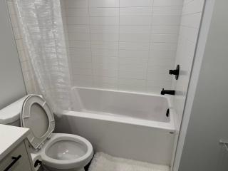 Modern SE Calgary Suite, Free Parking & Easy Downtown Access - 6