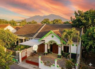 Griyaponcowolo Syariah Full Furnished Family Home in Central Jogja - Timuran - 3