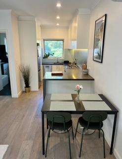 Convenient 2-Bed Hawthorn Stay - 7