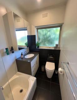 Convenient 2-Bed Hawthorn Stay - 3