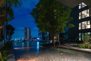 City Oasis: 5 Min to Metro, Pool & Gym, Essentials - 2