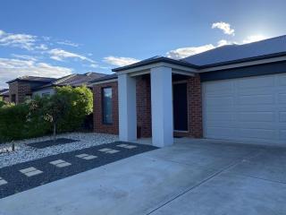 Modern 4-Bedroom Home, Near Playground, Lake Nature Trails, Minutes to Bendigo - 0