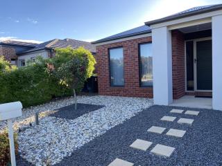 Modern 4-Bedroom Home, Near Playground, Lake Nature Trails, Minutes to Bendigo - 7