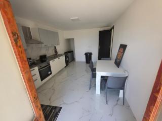 Modern Hillside Retreat with Panoramic Views - 7