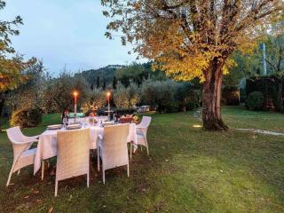 Villa in Camaiore with Pool & Tuscan Views - Camaiore - 4