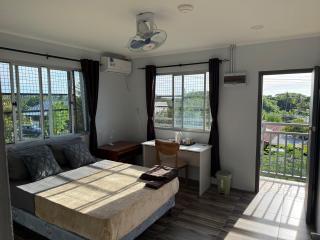 Uncle George's Free Breakfast with Seaview Balcony - 9