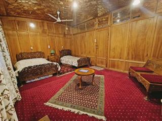 Group Of Houseboat Lauren, Dal lake - 4