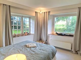 Maison avec rivière et petit étang - 4