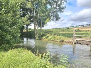 Maison avec rivière et petit étang - 9