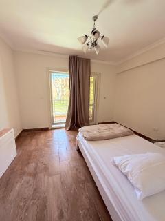 شقة مريحة بالتجمع على بعد دقائق من Auc - 8