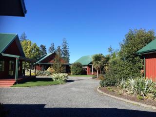 Cedar Chalets and Barkers Lodge - 6