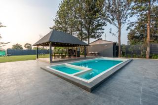 Alaya stays Inara Retreat Pet-Friendly 1-Cottage with a Mezzanine Loft, Shared Pool, and Garden - 9