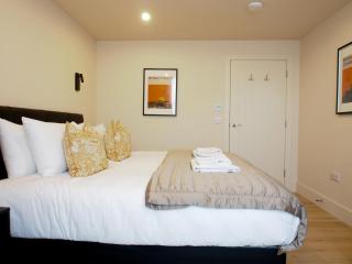 Bright & Airy Mezzanine Loft in Edinburgh - Flat 4, Elgin House Apartments - 4