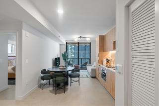 Downtown Condo w Roofpool & Gym - 9