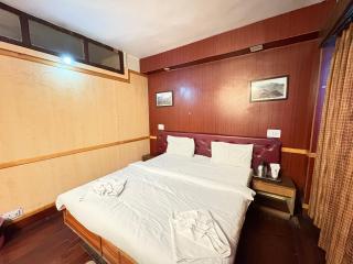 Hotel Apsara & Restaurant In Darjeeling With Mountain View Room - 8