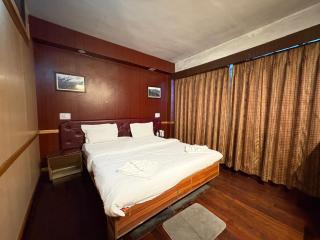 Hotel Apsara & Restaurant In Darjeeling With Mountain View Room - 3
