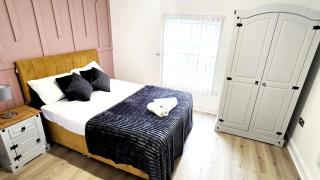 City Centre 2 Bed 2 Bath 5 guest with Cheapest overnight Car park Entrepreneur Stays - 0