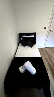 City Centre 2 Bed 2 Bath 5 guest with Cheapest overnight Car park Entrepreneur Stays - 1