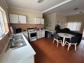 Casa Grove Windhoek! Sleeps 6 - 2