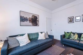 Spacious 4 Bed Home in Crewe by 53 Degrees Property! Perfect for Groups & Families - 4