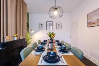 Spacious 4 Bed Home in Crewe by 53 Degrees Property! Perfect for Groups & Families - 1